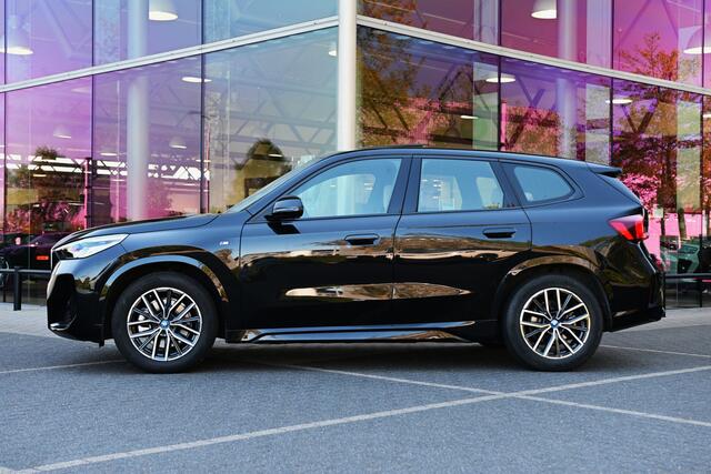 BMW iX1 xDrive30 M Sport / Panoramadak / Sportstoelen / Achteruitrijcamera / M Adaptief onderstel / Leder / 18" LMV