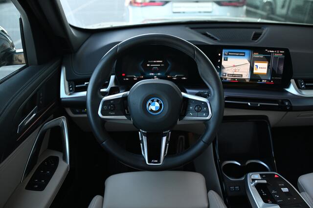 BMW iX1 xDrive30 M Sport / Panoramadak / Sportstoelen / Achteruitrijcamera / M Adaptief onderstel / Leder / 18" LMV
