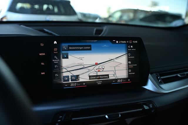 BMW iX1 xDrive30 M Sport / Panoramadak / Sportstoelen / Achteruitrijcamera / M Adaptief onderstel / Leder / 18" LMV