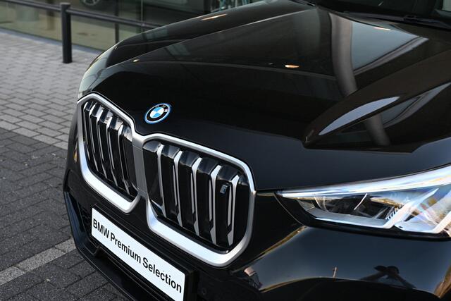 BMW iX1 xDrive30 M Sport / Panoramadak / Sportstoelen / Achteruitrijcamera / M Adaptief onderstel / Leder / 18" LMV