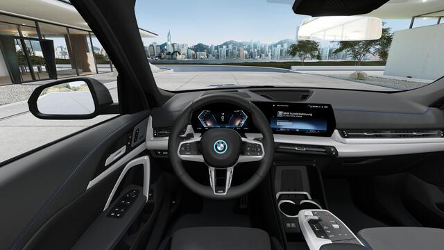 BMW iX1 eDrive20 M Sport / Panoramadak / Trekhaak / Sportstoelen / Comfort Access / Head-Up / Parking Assistant Plus / M Adaptief onderstel