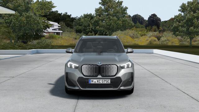 BMW iX1 eDrive20 M Sport / Panoramadak / Trekhaak / Sportstoelen / Head-Up / M Adaptief onderstel / Adaptieve LED / Parking Assistant Plus