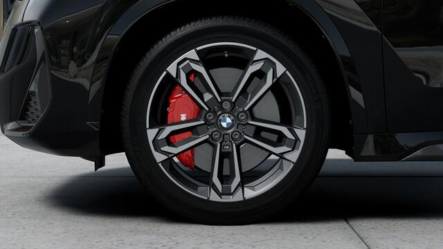 BMW iX1 eDrive20 M Sport / Panoramadak / Trekhaak / Sportstoelen / Achteruitrijcamera / M Adaptief onderstel / Adaptieve LED / Stoelverwarming