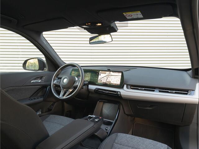 BMW iX1 xDrive30 - Trekhaak - Driving + Parking Ass - Stoelverwarming - Adaptief onderstel