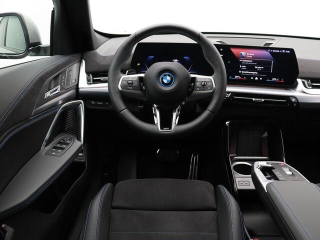 BMW iX1 eDrive20 M Sport Edition | Premium Pack | Comfort Pack | Travel Pack | Panoramadak | Elektrisch Verstelbare Sportstoelen | Harman Kardon | 20''