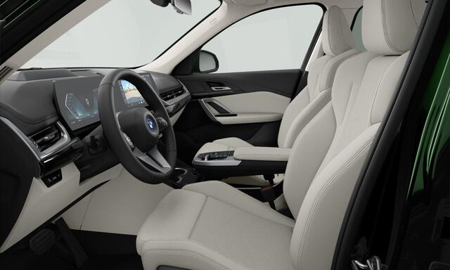 BMW iX1 eDrive20 xLine - Sportstoelen - ACC - Head-up - Parking Assist Plus