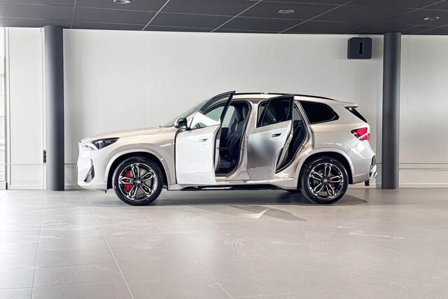 BMW iX1 eDrive20 67 kWh | M Sport Pro | Glazen Panoramadak | Stoelverwarming | Harman Kardon | Trekhaak |