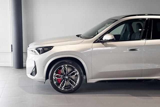 BMW iX1 eDrive20 67 kWh | M Sport Pro | Glazen Panoramadak | Stoelverwarming | Harman Kardon | Trekhaak |