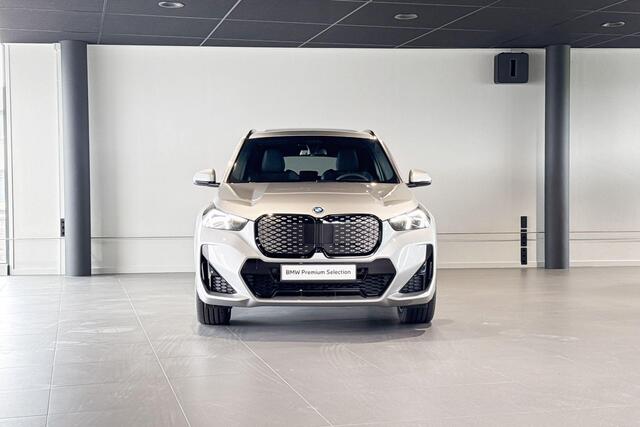 BMW iX1 eDrive20 67 kWh | M Sport Pro | Glazen Panoramadak | Stoelverwarming | Harman Kardon | Trekhaak |