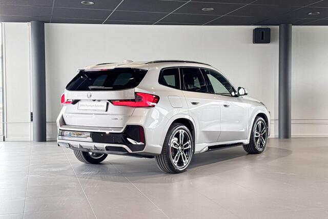 BMW iX1 eDrive20 67 kWh | M Sport Pro | Glazen Panoramadak | Stoelverwarming | Harman Kardon | Trekhaak |