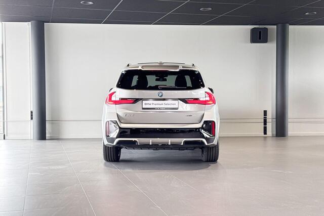 BMW iX1 eDrive20 67 kWh | M Sport Pro | Glazen Panoramadak | Stoelverwarming | Harman Kardon | Trekhaak |