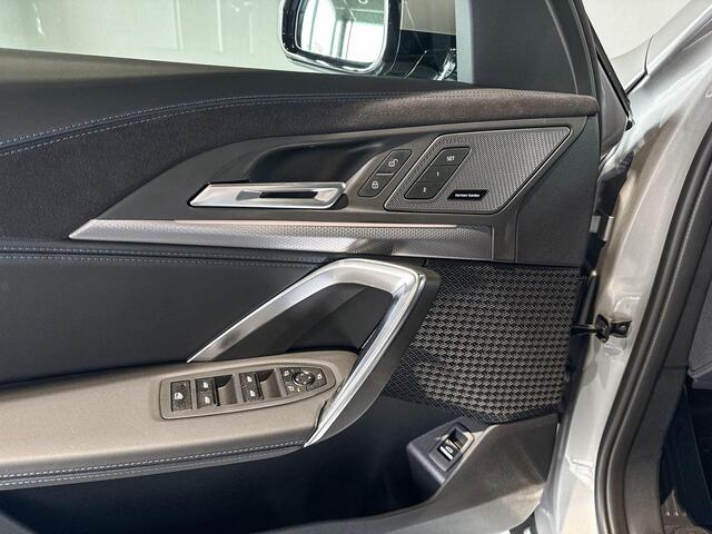 BMW iX1 eDrive20 67 kWh | M Sport Pro | Glazen Panoramadak | Stoelverwarming | Harman Kardon | Trekhaak |