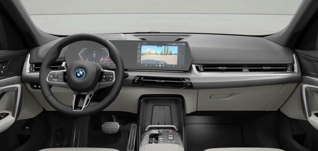 BMW iX1 eDrive20 67 kWh M Sport Edition Panoramadak - Sportstoelen - Elektrisch verwarmde voorstoelen - Getinte Ruiten - Parking/Driving Assistant Plus - Head up - Comfort Access -