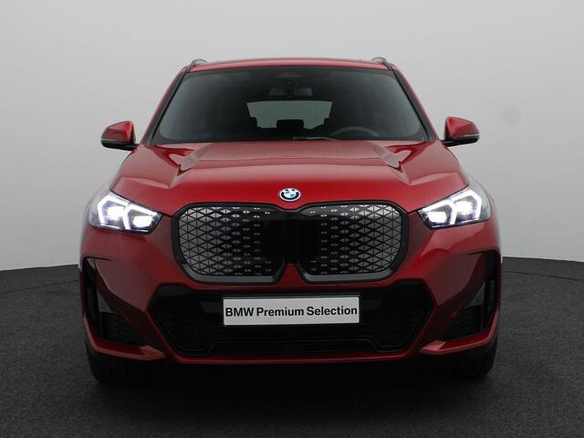 BMW iX1 eDrive20 M Sportpakket Pro | Premium Pack | Comfort Pack | Stuurwielrand verwarmd | Panoramadak | Harman Kardon | 19''