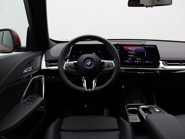 BMW iX1 eDrive20 M Sportpakket Pro | Premium Pack | Comfort Pack | Stuurwielrand verwarmd | Panoramadak | Harman Kardon | 19''
