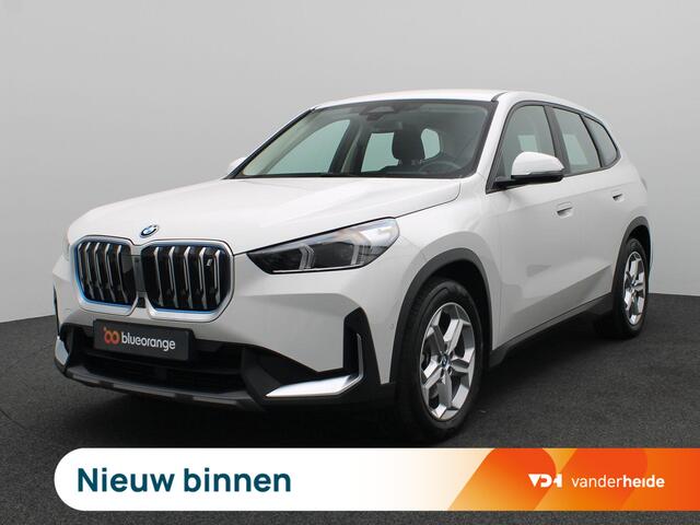 BMW iX1 xDrive30 Launch Edition 67 kWh 313PK Aut. SOH 98,96%, Trekhaak, Keyless, 360gr. Camera, Adaptieve Cruise Control, Head-Up Display, 18" LM Velgen