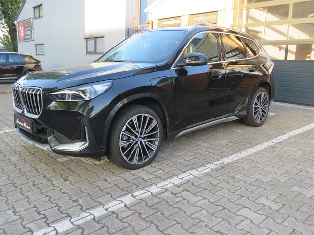 BMW iX1 xDrive 30 Launch Edition 320 pk M style / 20 inch. velgen / Keyless entry / Head-up display Sportstoelen /Sportstuur leder /voorstoel(en) met massagefunctie