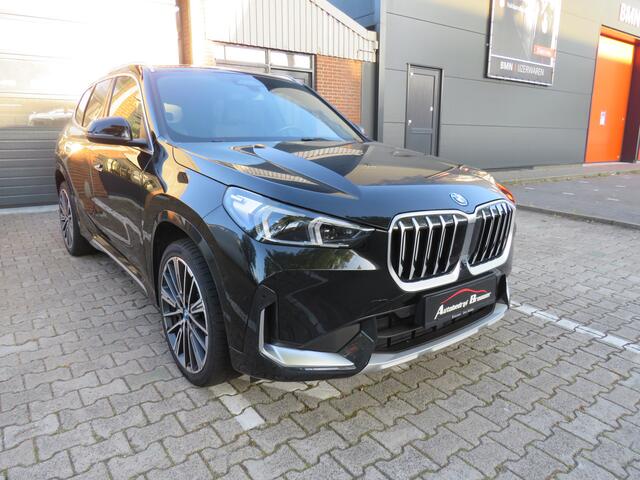 BMW iX1 xDrive 30 Launch Edition 320 pk M style / 20 inch. velgen / Keyless entry / Head-up display Sportstoelen /Sportstuur leder /voorstoel(en) met massagefunctie