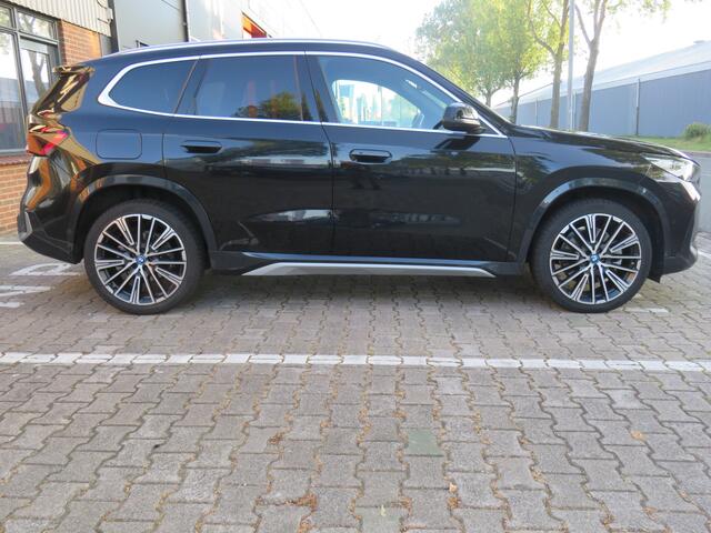 BMW iX1 xDrive 30 Launch Edition 320 pk M style / 20 inch. velgen / Keyless entry / Head-up display Sportstoelen /Sportstuur leder /voorstoel(en) met massagefunctie