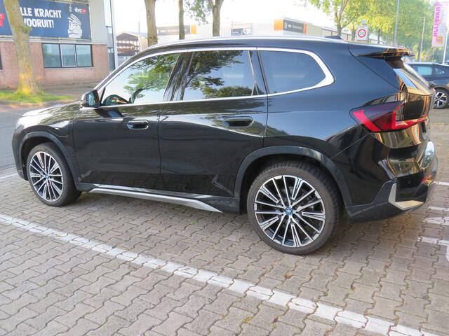 BMW iX1 xDrive 30 Launch Edition 320 pk M style / 20 inch. velgen / Keyless entry / Head-up display Sportstoelen /Sportstuur leder /voorstoel(en) met massagefunctie