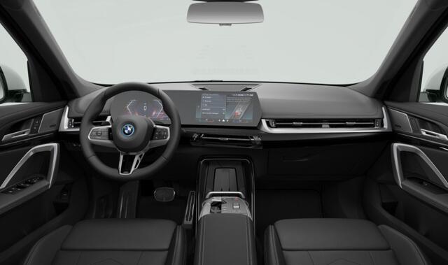 BMW iX1 eDrive20 67 kWh | M Sportpakket + Pro + Editie | Premium Pack | Harman Kardon | Elektrische trekhaak | Verwarmd stuurwiel|