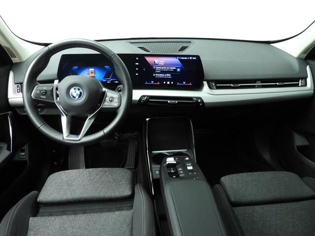 BMW iX1 eDrive20 | LED | Navigatie | Panoramadak | Sportstoelen | Shadow line | DAB | Alu 17inch