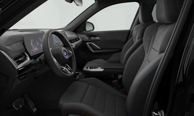 BMW iX1 eDrive20 67 kWh M Sport Edition | M Sport Pro | Panorama Dak | Harman-Kardon | Premium Pack | Elektr. Trekhaak | Travel Pack | Driving Assistant | 19" LM Dubbelspaak | Stuurwiel Verwarmd