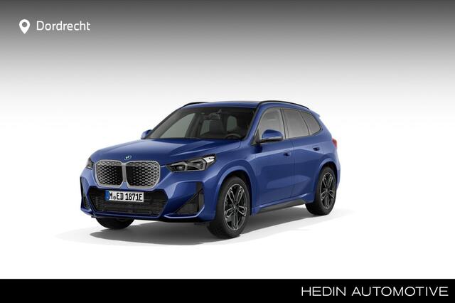 BMW iX1 eDrive20 67 kWh M Sport Edition | Panorama Dak | Premium Pack | Elektr. Trekhaak | Travel Pack | Driving Assistant | 19" LM Dubbelspaak | Stuurwiel Verwarmd