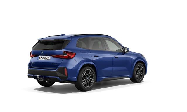 BMW iX1 eDrive20 67 kWh M Sport Edition | Panorama Dak | Premium Pack | Elektr. Trekhaak | Travel Pack | Driving Assistant | 19" LM Dubbelspaak | Stuurwiel Verwarmd