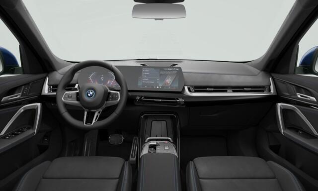BMW iX1 eDrive20 67 kWh M Sport Edition | Panorama Dak | Premium Pack | Elektr. Trekhaak | Travel Pack | Driving Assistant | 19" LM Dubbelspaak | Stuurwiel Verwarmd