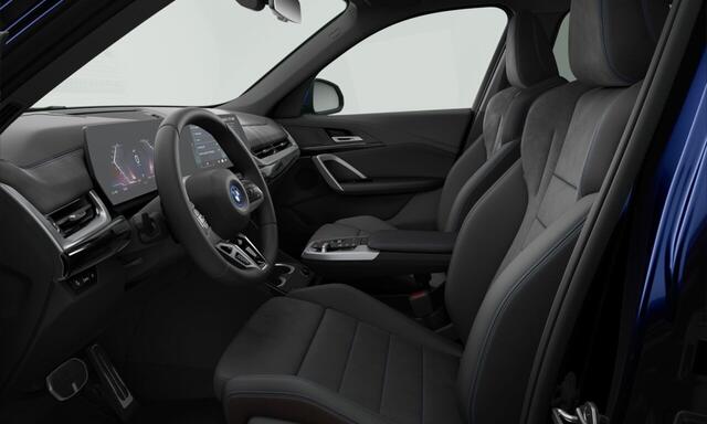 BMW iX1 eDrive20 67 kWh M Sport Edition | Panorama Dak | Premium Pack | Elektr. Trekhaak | Travel Pack | Driving Assistant | 19" LM Dubbelspaak | Stuurwiel Verwarmd
