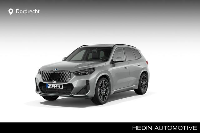BMW iX1 eDrive20 67 kWh M Sport Edition | M Sport Pro | Panorama Dak | Harman-Kardon | Innovation Pack | Elektr. Trekhaak | Comfort + Travel Pack | Driv.+Park. Assistant Plus | Stuurwiel Verwarmd | 20" Multispaak LM | M Comp. Remsyst. Grau