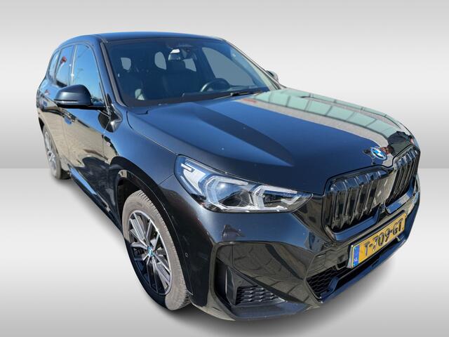 BMW iX1 xDrive30 Launch Edition 67 kWh M Sport / Trekhaak / 360Camera / Head-up / Leder / CarPlay / 18'' / Keyless / Stoelverwarming / DAB / Cruise Control