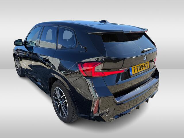 BMW iX1 xDrive30 Launch Edition 67 kWh M Sport / Trekhaak / 360Camera / Head-up / Leder / CarPlay / 18'' / Keyless / Stoelverwarming / DAB / Cruise Control