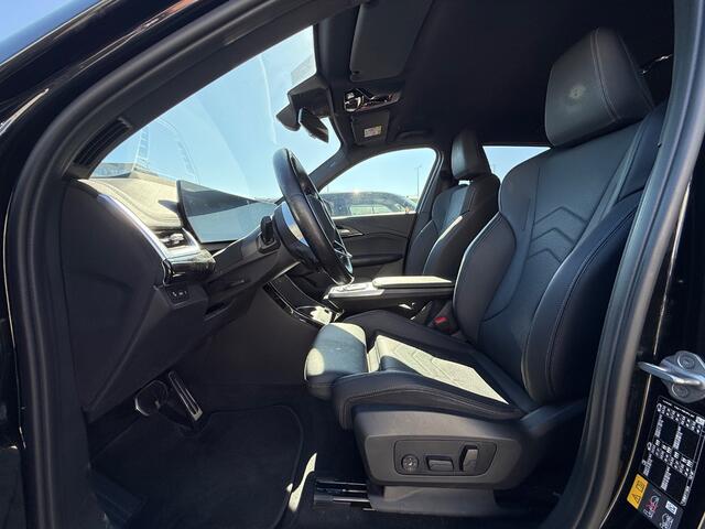 BMW iX1 xDrive30 Launch Edition 67 kWh M Sport / Trekhaak / 360Camera / Head-up / Leder / CarPlay / 18'' / Keyless / Stoelverwarming / DAB / Cruise Control