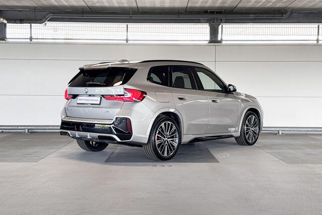 BMW iX1 eDrive20 67 kWh M Sport Edition | M Sportpakket Pro | Innovation Pack | Comfort Pack | Travel Pack | Trekhaak | Huisselectie