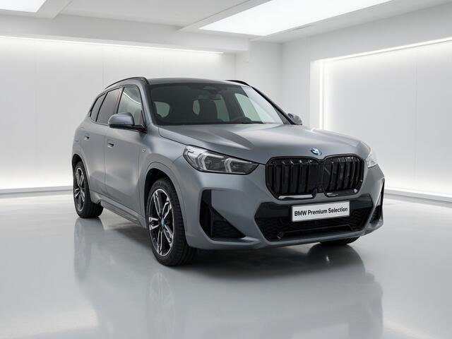 BMW iX1 xDrive30 67 kWh | M-Sport | Frozen Grey Mat | 19" | Panorama | Trekhaak