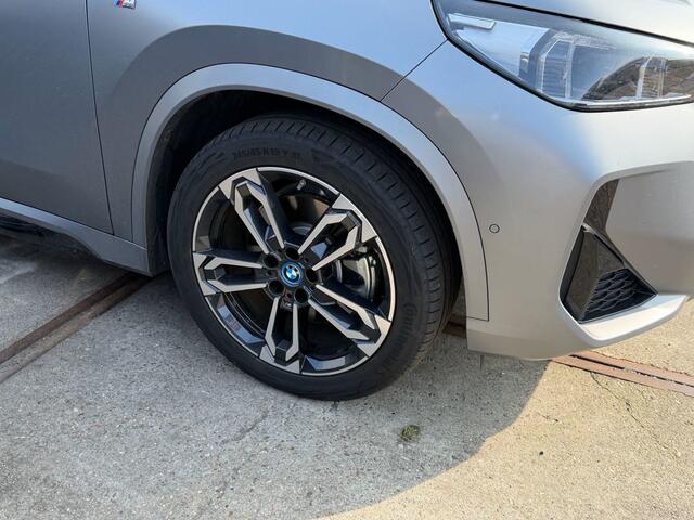 BMW iX1 xDrive30 67 kWh | M-Sport | Frozen Grey Mat | 19" | Panorama | Trekhaak