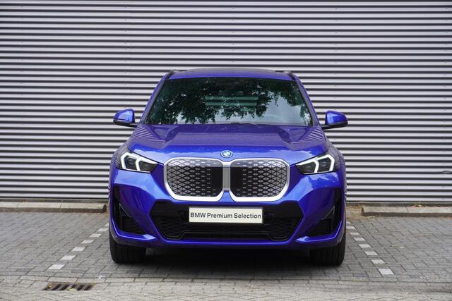 BMW iX1 eDrive20 M Sportpakket | Premium Pack | Trekhaak met elektrisch wegklapbare kogel | Glazen panoramadak | Harman-Kardon sound system | Comfort Access |