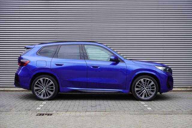 BMW iX1 eDrive20 M Sportpakket | Premium Pack | Trekhaak met elektrisch wegklapbare kogel | Glazen panoramadak | Harman-Kardon sound system | Comfort Access |