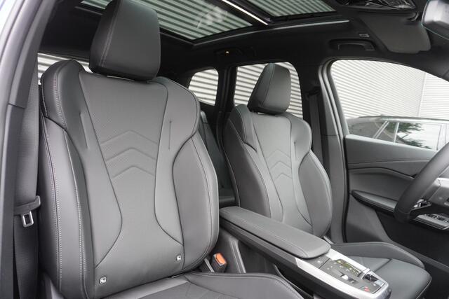 BMW iX1 eDrive20 M Sportpakket | Premium Pack | Trekhaak met elektrisch wegklapbare kogel | Glazen panoramadak | Harman-Kardon sound system | Comfort Access |