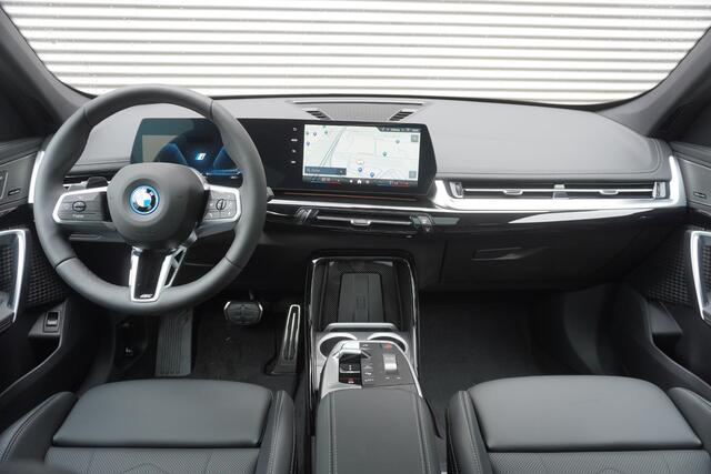 BMW iX1 eDrive20 M Sportpakket | Premium Pack | Trekhaak met elektrisch wegklapbare kogel | Glazen panoramadak | Harman-Kardon sound system | Comfort Access |