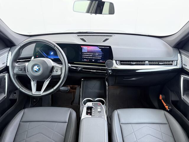 BMW iX1 xDrive30 313PK 4WD M-Pack Launch Edition SOH 100% Leder Harman/Kardon®-Audio Android Auto Apple Carplay Camera Adaptief onderstel Navi-Pro Pdc AWD Live Cockpit Plus Privacy Glas Led Elek.Achterklep Lmv 19" Isofix DAB Origineel Nederlandse Auto