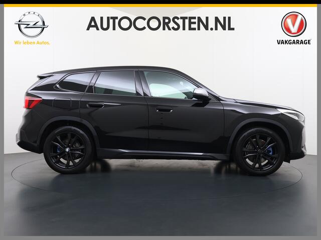 BMW iX1 xDrive30 313PK 4WD M-Pack Launch Edition SOH 100% Leder Harman/Kardon®-Audio Android Auto Apple Carplay Camera Adaptief onderstel Navi-Pro Pdc AWD Live Cockpit Plus Privacy Glas Led Elek.Achterklep Lmv 19" Isofix DAB Origineel Nederlandse Auto