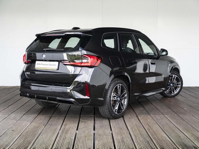 BMW iX1 xDrive30 | M Sportpakket | Innovation Pack | 19 inch | Comfort Access | Driving Assistant Plus | Head-Up Display | Trekhaak
