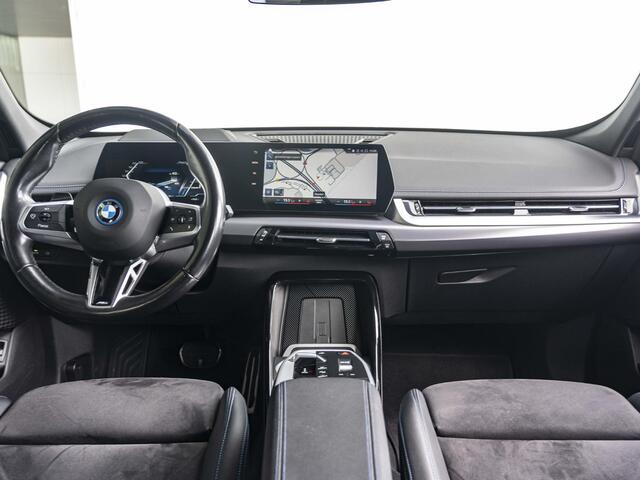 BMW iX1 xDrive30 | M Sportpakket | Innovation Pack | 19 inch | Comfort Access | Driving Assistant Plus | Head-Up Display | Trekhaak