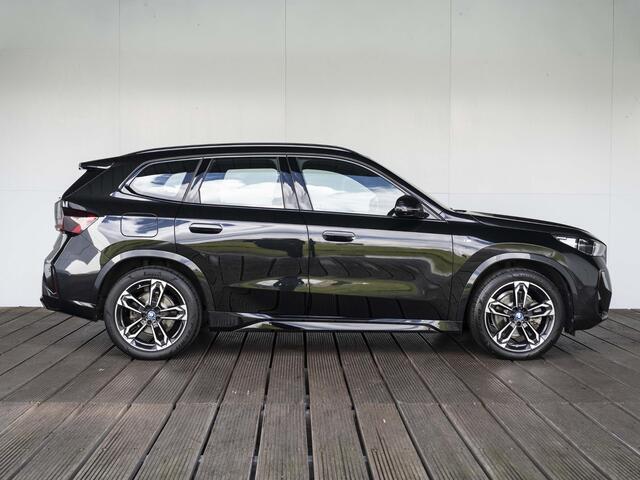 BMW iX1 xDrive30 | M Sportpakket | Innovation Pack | 19 inch | Comfort Access | Driving Assistant Plus | Head-Up Display | Trekhaak