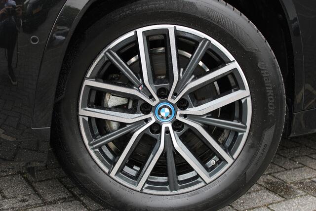 BMW iX1 xDrive30 M Sport / Panoramadak / Sportstoelen / Comfort Access / Achteruitrijcamera / Adaptieve LED / Harman-Kardon / Stoelverwarming