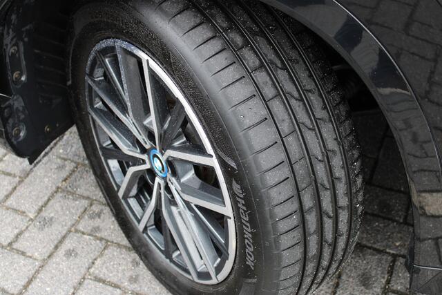 BMW iX1 xDrive30 M Sport / Panoramadak / Sportstoelen / Comfort Access / Achteruitrijcamera / Adaptieve LED / Harman-Kardon / Stoelverwarming