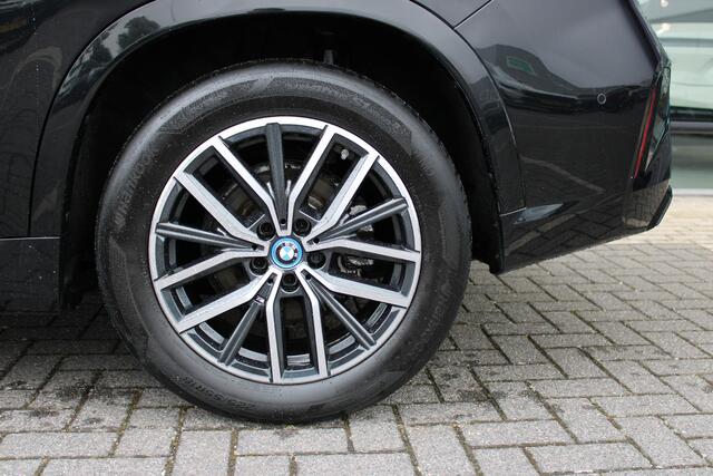BMW iX1 xDrive30 M Sport / Panoramadak / Sportstoelen / Comfort Access / Achteruitrijcamera / Adaptieve LED / Harman-Kardon / Stoelverwarming